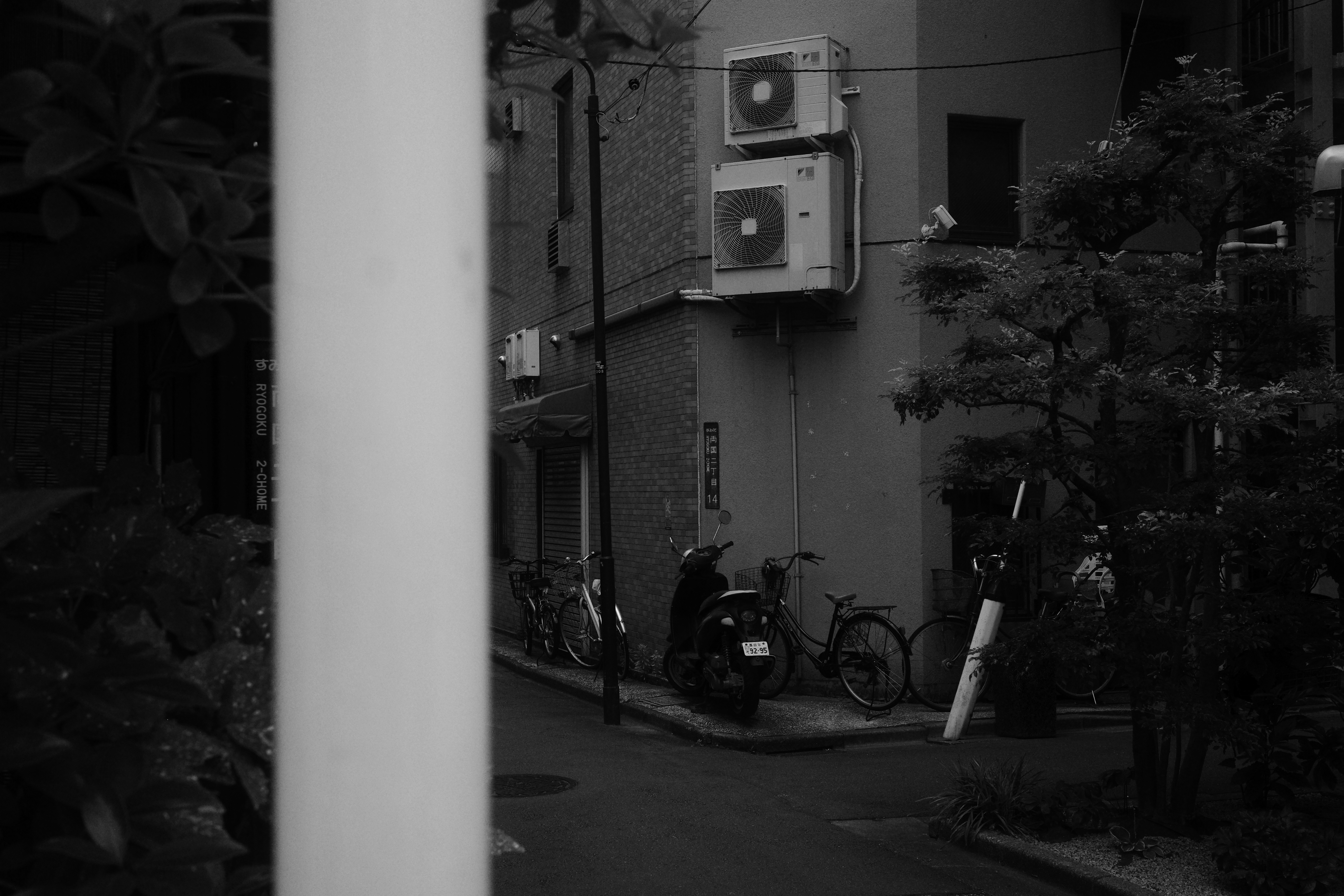 柱の陰から